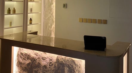 Réception moderne de So Chic Paris, Dubai, Dubai, AE avec éclairage encastré et produits bien-être en vitrine.