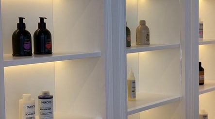 Produits de beauté alignés sur des étagères éclairées chez So Chic Paris, Dubai, Dubai, AE.