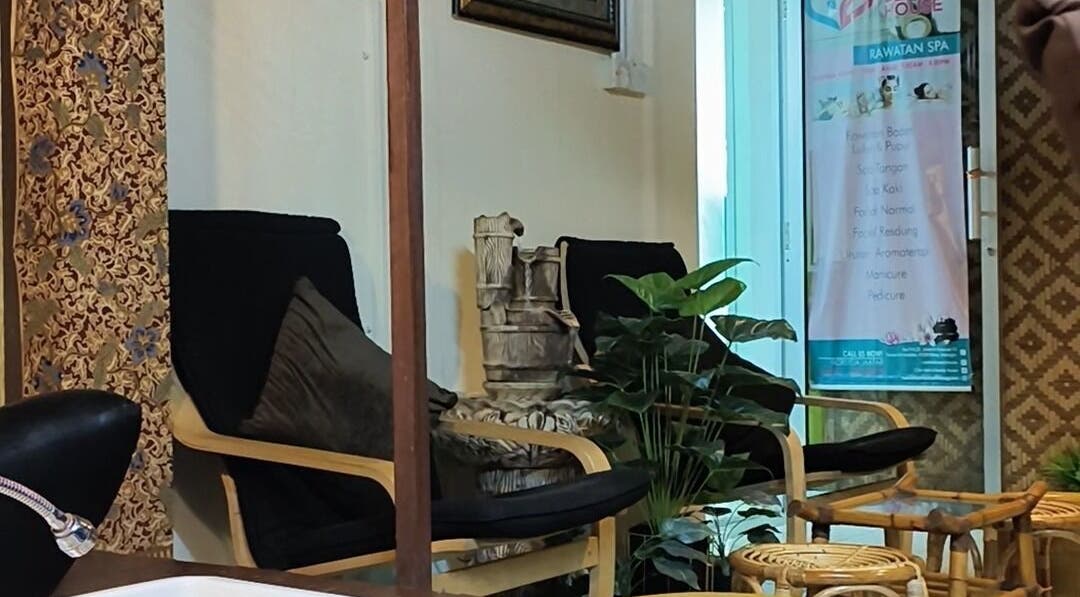 Relaxing spa seating area at Cda Beauty House, Klang, Selangor, MY, offering a serene wellness ambiance.