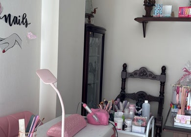 Estación de manicura en Judith Art Nails, Huelva, Andalucía, ES con decoración en tonos rosas.