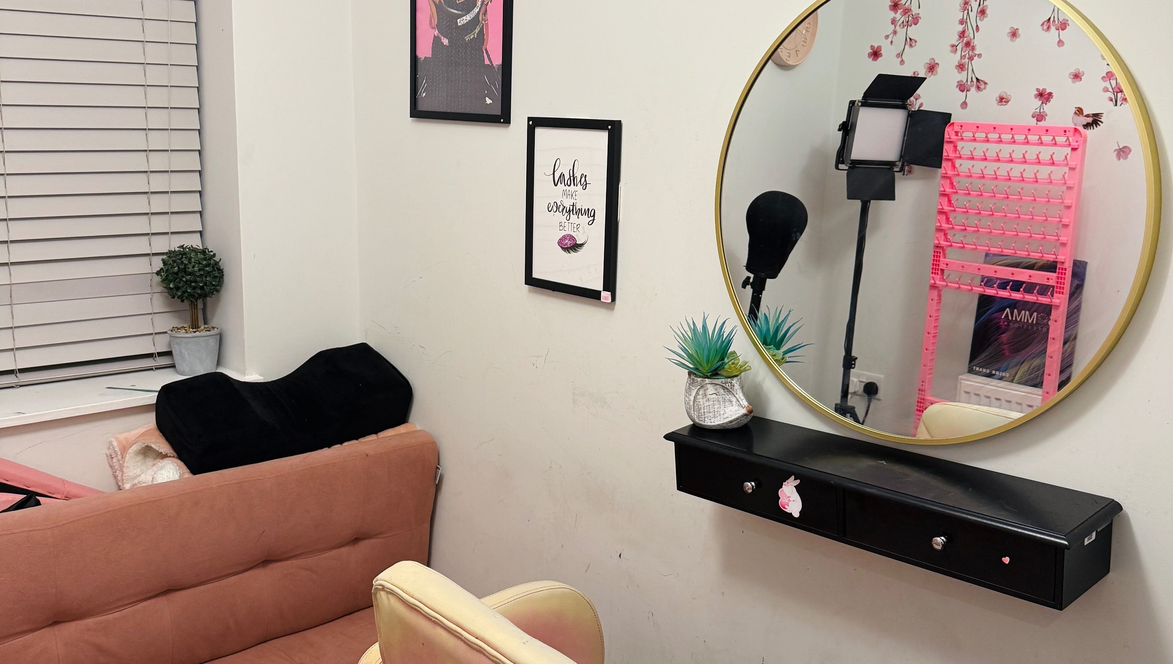Cozy beauty corner at Mimis Haven Hub LTD in Leeds, England, GB with stylish decor and mirror reflections.