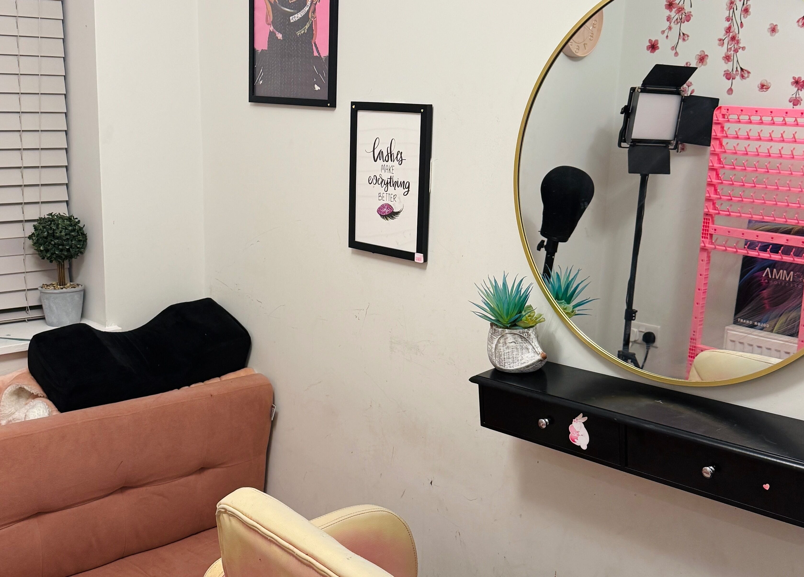Cozy beauty corner at Mimis Haven Hub LTD in Leeds, England, GB with stylish decor and mirror reflections.
