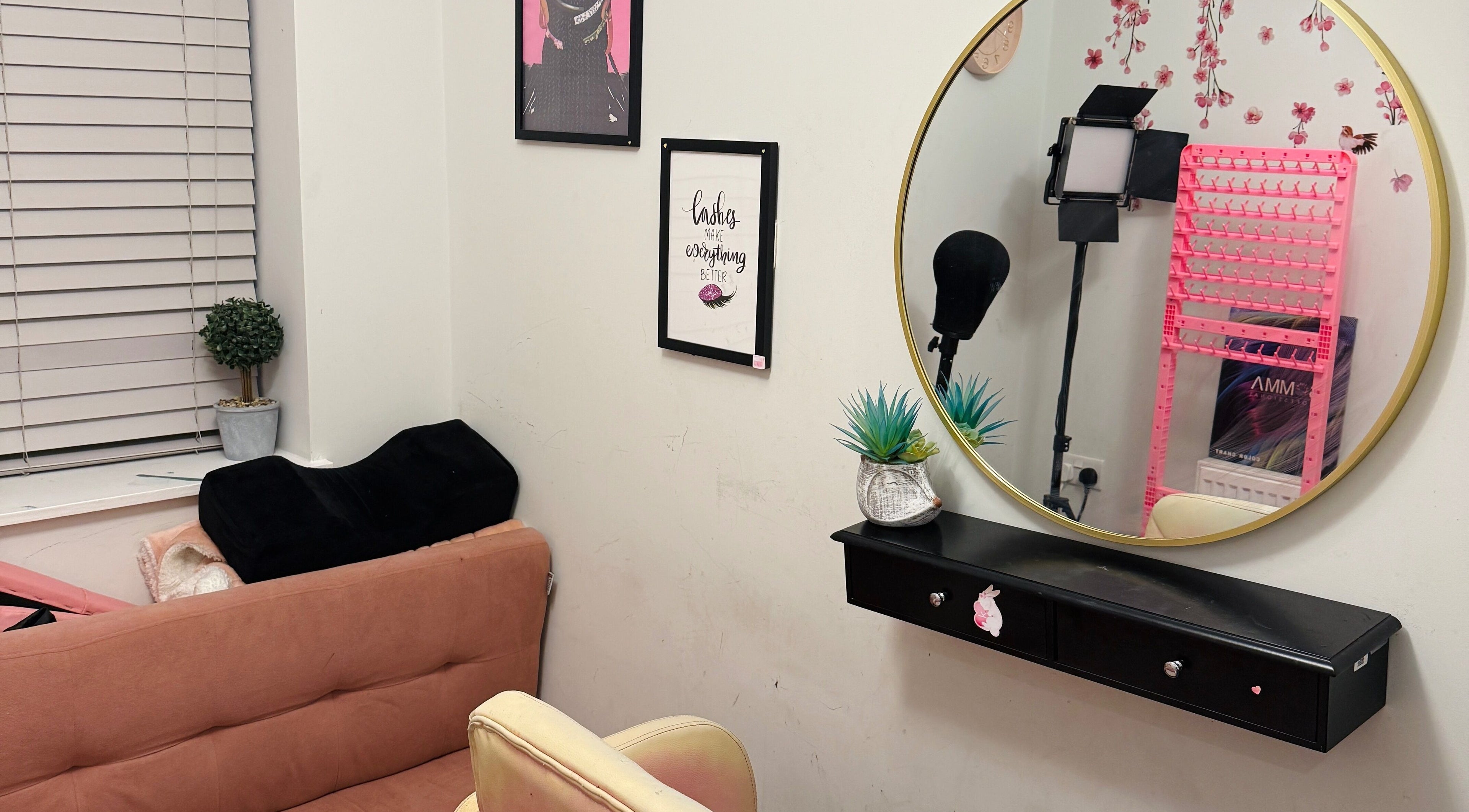 Cozy beauty corner at Mimis Haven Hub LTD in Leeds, England, GB with stylish decor and mirror reflections.