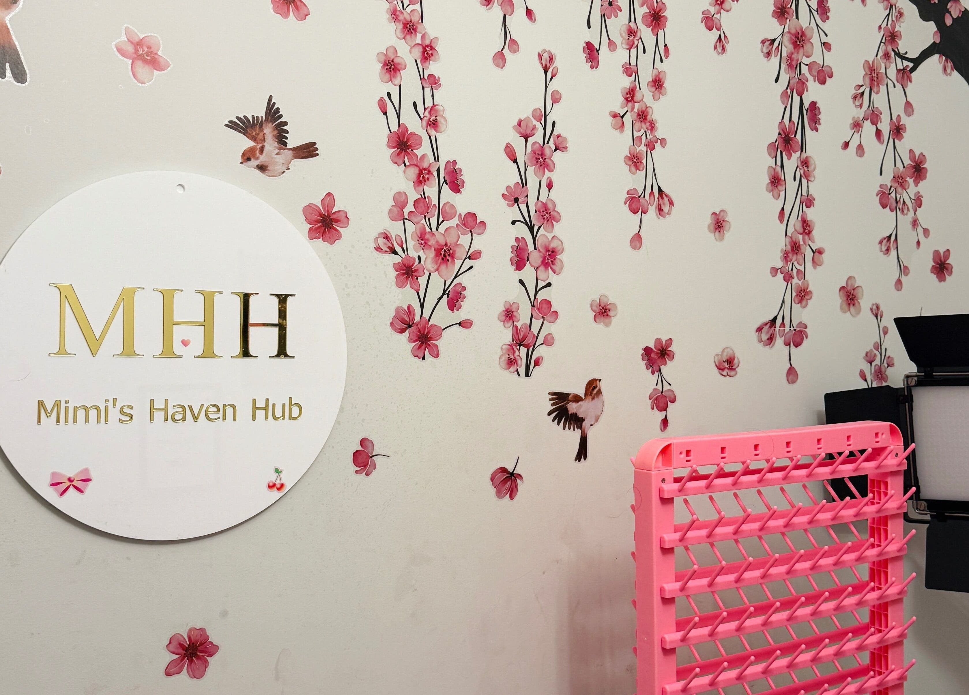 Peaceful room at Mimi's Haven Hub LTD, Leeds, England, GB, with floral decor and welcoming ambiance.