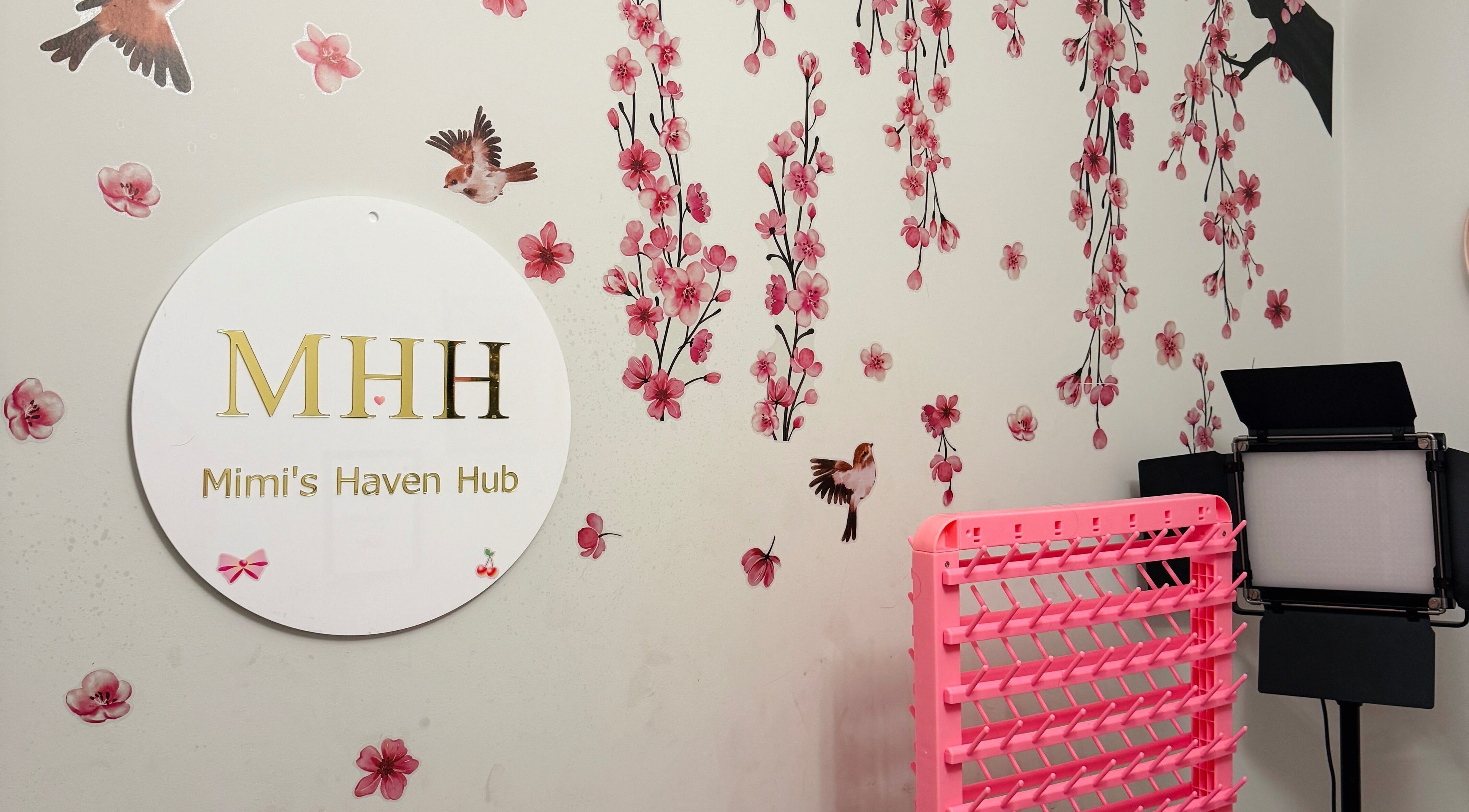 Peaceful room at Mimi's Haven Hub LTD, Leeds, England, GB, with floral decor and welcoming ambiance.