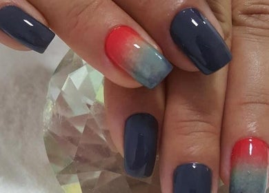 Unhas em gel coloridas na Le Ramalho Estética, Póvoa De Varzim, Porto, PT.