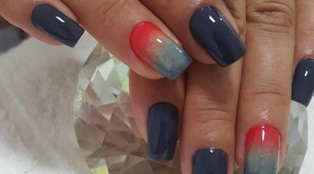 Unhas em gel coloridas na Le Ramalho Estética, Póvoa De Varzim, Porto, PT.