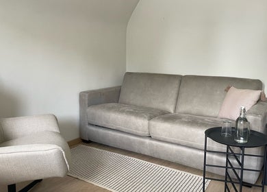Gezellige zithoek bij De Waterlelie in Nazareth-de Pinte, Vlaanderen, BE met comfortabele banken en tafels.