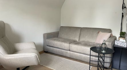 Gezellige zithoek bij De Waterlelie in Nazareth-de Pinte, Vlaanderen, BE met comfortabele banken en tafels.