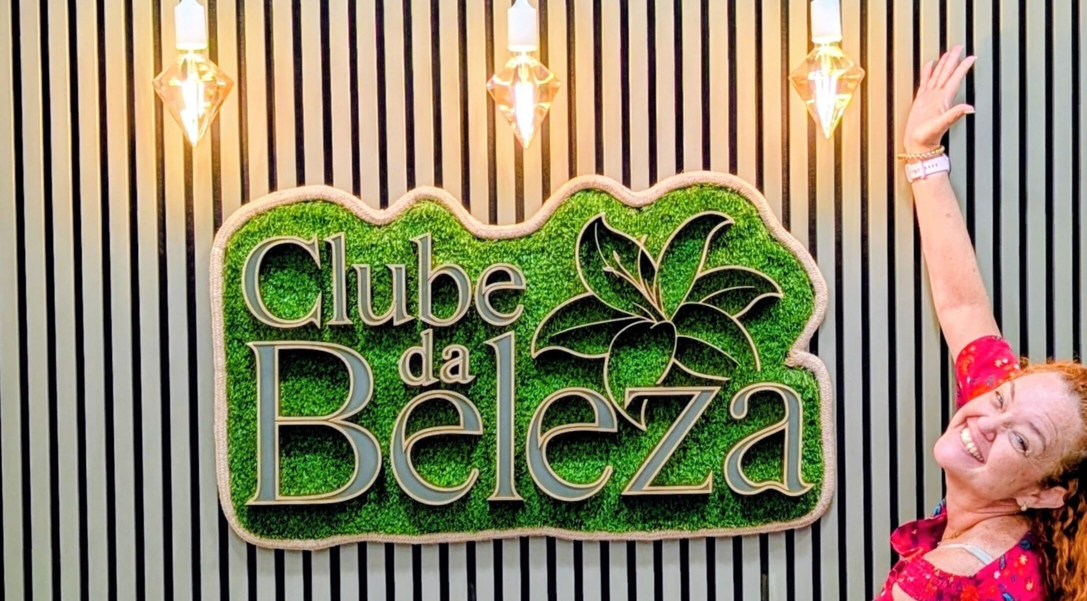 Logotipo do Clube da Beleza em Guimarães, Braga, PT, com detalhes de folhas verdes e design elegante.