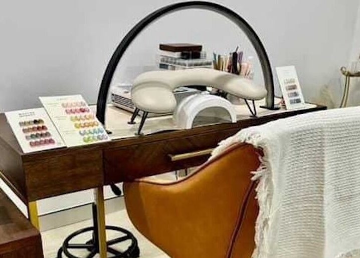 Sprout TokyoのSt Leonards, New South Wales, AUにあるネイルサロンの洗練された施術デスク。