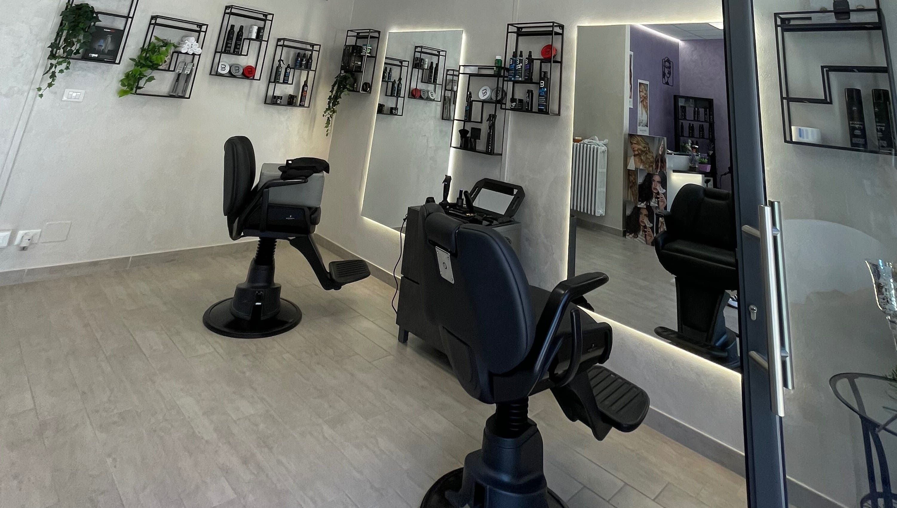 Moderno salone di Hair Barber Family a Poirino, Piemonte, IT, con postazioni eleganti e attrezzature di qualità.