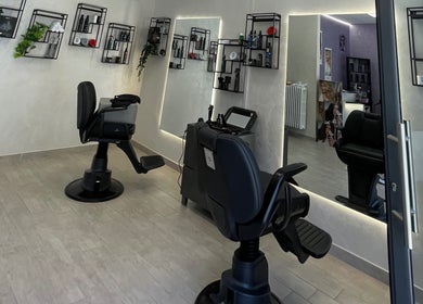 Moderno salone di Hair Barber Family a Poirino, Piemonte, IT, con postazioni eleganti e attrezzature di qualità.