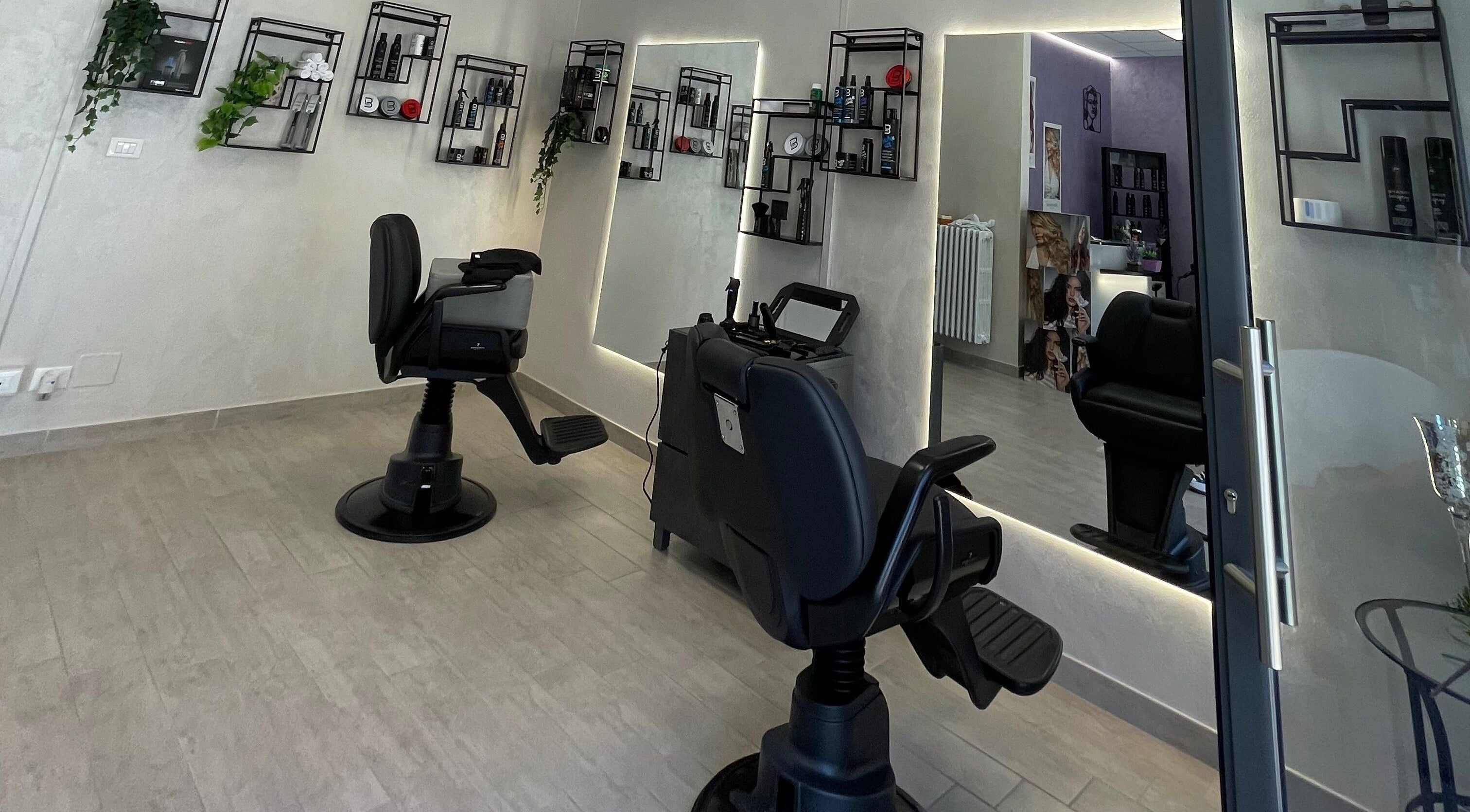 Moderno salone di Hair Barber Family a Poirino, Piemonte, IT, con postazioni eleganti e attrezzature di qualità.