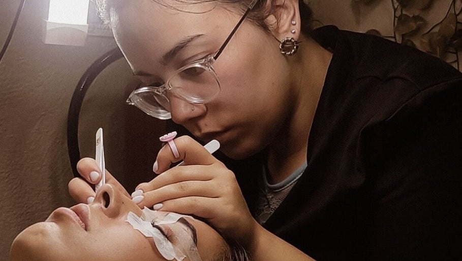 Profissional aplicando extensão de cílios na Nádia Matos Lash Designer INC, Rio Tinto, Porto, PT.