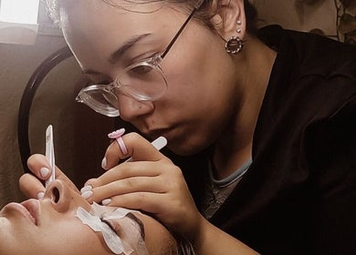 Profissional aplicando extensão de cílios na Nádia Matos Lash Designer INC, Rio Tinto, Porto, PT.