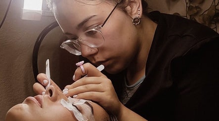 Profissional aplicando extensão de cílios na Nádia Matos Lash Designer INC, Rio Tinto, Porto, PT.