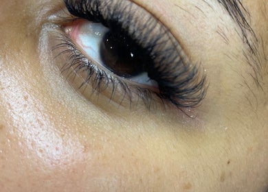 Extensões de pestanas em Nádia Matos Lash Designer INC, em Rio Tinto, Porto, PT, destacando beleza natural.