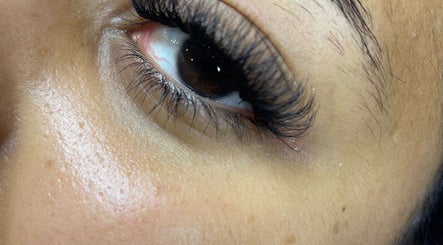 Extensões de pestanas em Nádia Matos Lash Designer INC, em Rio Tinto, Porto, PT, destacando beleza natural.