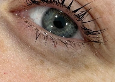 Close-up de cílios realçados por Nádia Matos Lash Designer INC em Rio Tinto, Porto, PT.