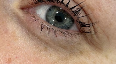 Close-up de cílios realçados por Nádia Matos Lash Designer INC em Rio Tinto, Porto, PT.