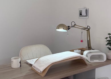 Calm nail station at Mae’d Up Nails By Olivia, Wolverhampton, England, GB, elegantly set up for clients.