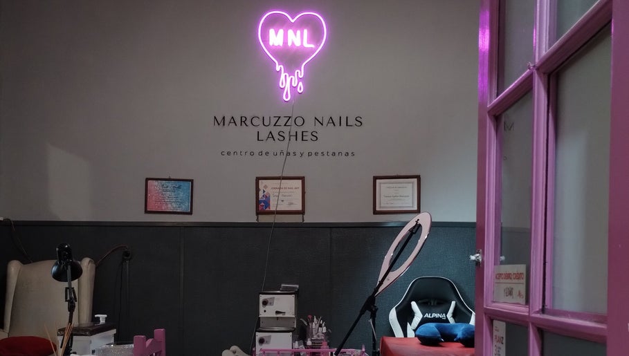 Interior del Marcuzzo Nails Lashes con decoraciones modernas en Bahía Blanca, Provincia De Buenos Aires, AR.