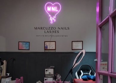 Interior del Marcuzzo Nails Lashes con decoraciones modernas en Bahía Blanca, Provincia De Buenos Aires, AR.
