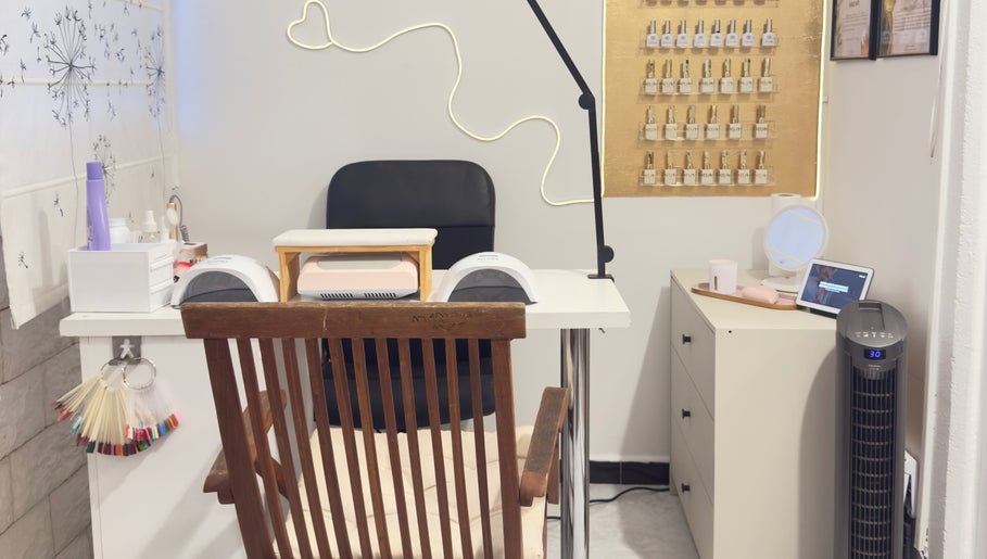 Estación de manicura en Studio Jaqueline Costa, Fuenlabrada, Comunidad De Madrid, ES, con decoración elegante.