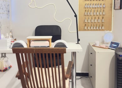 Estación de manicura en Studio Jaqueline Costa, Fuenlabrada, Comunidad De Madrid, ES, con decoración elegante.