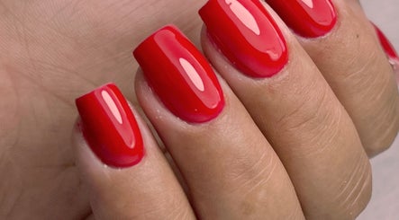 Uñas rojas perfectamente cuidadas en Studio Jaqueline Costa, Fuenlabrada, Comunidad De Madrid, ES.