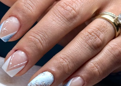 Diseño de uñas de Studio Jaqueline Costa, Fuenlabrada, Comunidad De Madrid, ES con detalles en azul y plata.