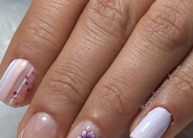Hermoso diseño de uñas con flores en Studio Jaqueline Costa, Fuenlabrada, Comunidad De Madrid, ES.