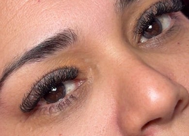 Cejas y pestañas realzadas en Studio Jaqueline Costa, Fuenlabrada, Comunidad De Madrid, ES.