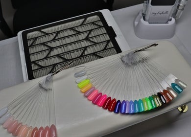 Kleurenpalet voor nagellak bij Safferonails, Den Haag, Zuid-holland, NL, gepresenteerd op een tafel.