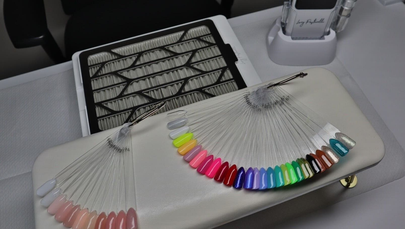 Kleurenpalet van nagellak bij Safferonails, Den Haag, Zuid-Holland, NL, biedt een breed scala aan tinten.