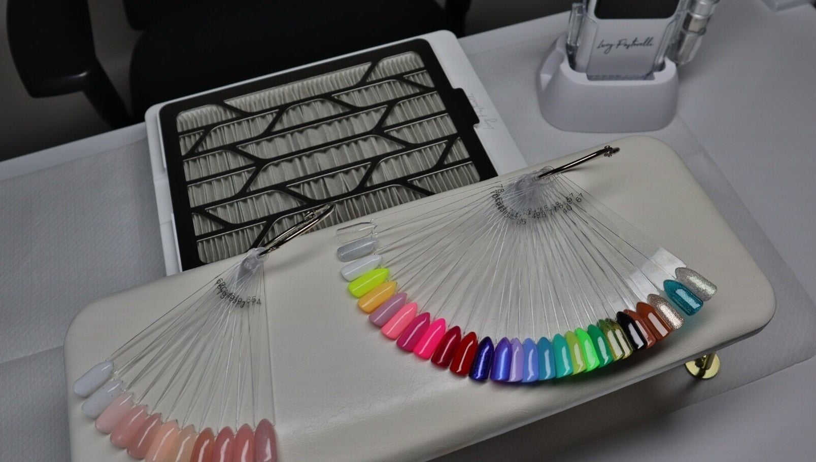 Kleurenpalet van nagellak bij Safferonails, Den Haag, Zuid-Holland, NL, biedt een breed scala aan tinten.