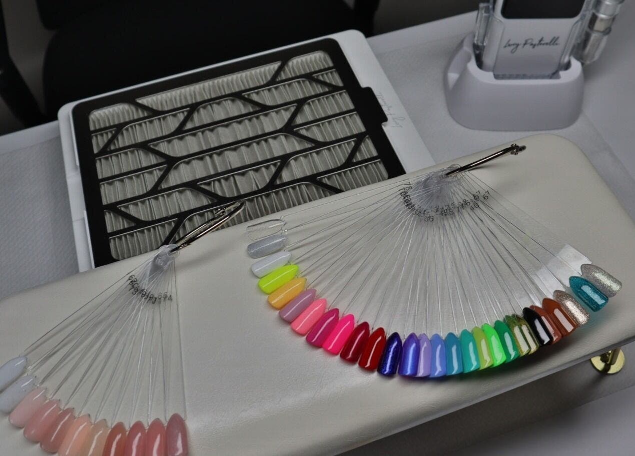 Kleurenpalet van nagellak bij Safferonails, Den Haag, Zuid-Holland, NL, biedt een breed scala aan tinten.