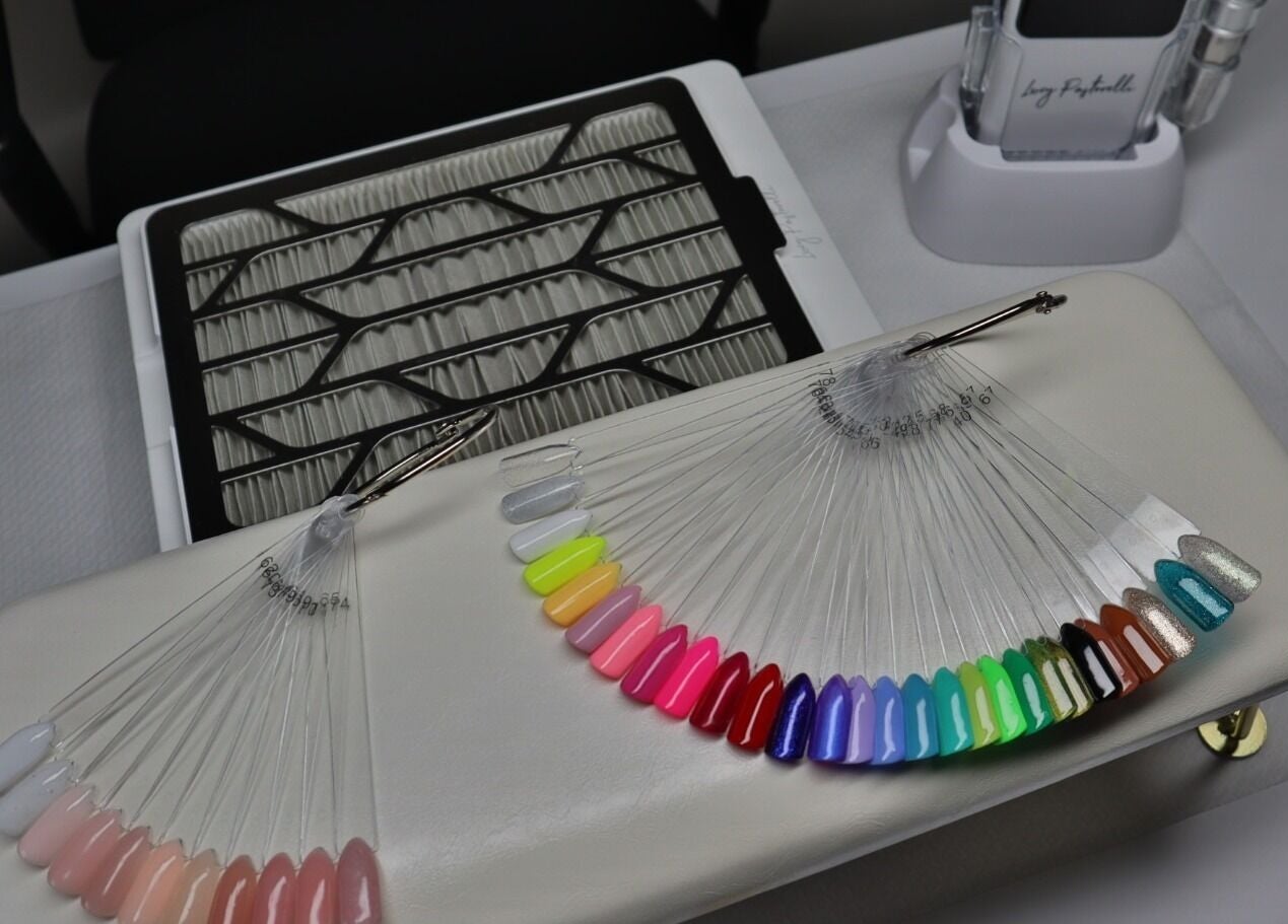 Kleurenpalet van nagellak bij Safferonails, Den Haag, Zuid-Holland, NL, biedt een breed scala aan tinten.