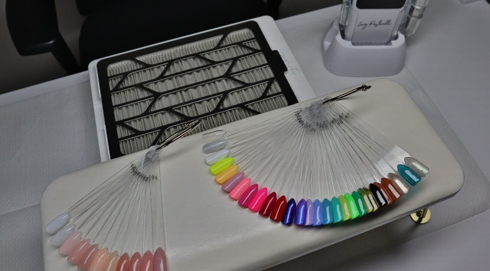 Kleurenpalet van nagellak bij Safferonails, Den Haag, Zuid-Holland, NL, biedt een breed scala aan tinten.