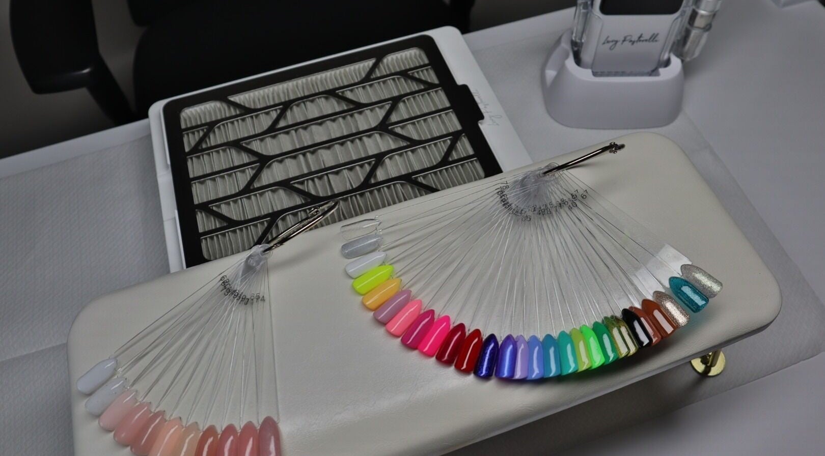 Kleurenpalet van nagellak bij Safferonails, Den Haag, Zuid-Holland, NL, biedt een breed scala aan tinten.