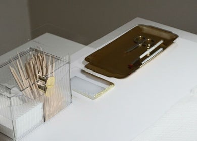 Manicure gereedschap en watten in Safferonails, Den Haag, Zuid-Holland, NL, gereed voor klantenservice.