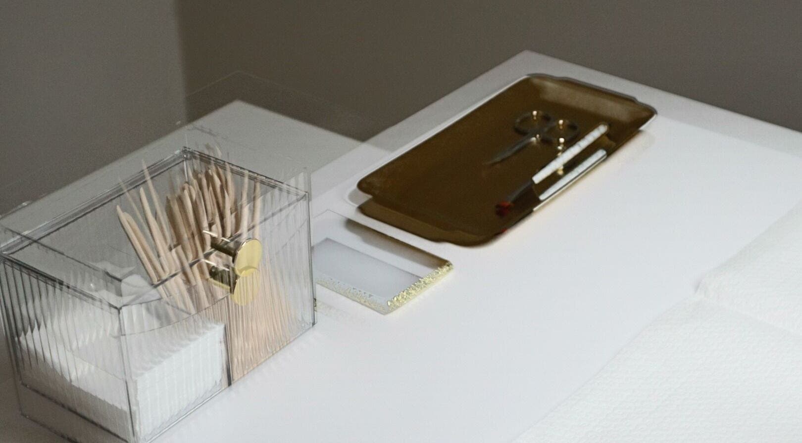 Manicure gereedschap en watten in Safferonails, Den Haag, Zuid-Holland, NL, gereed voor klantenservice.