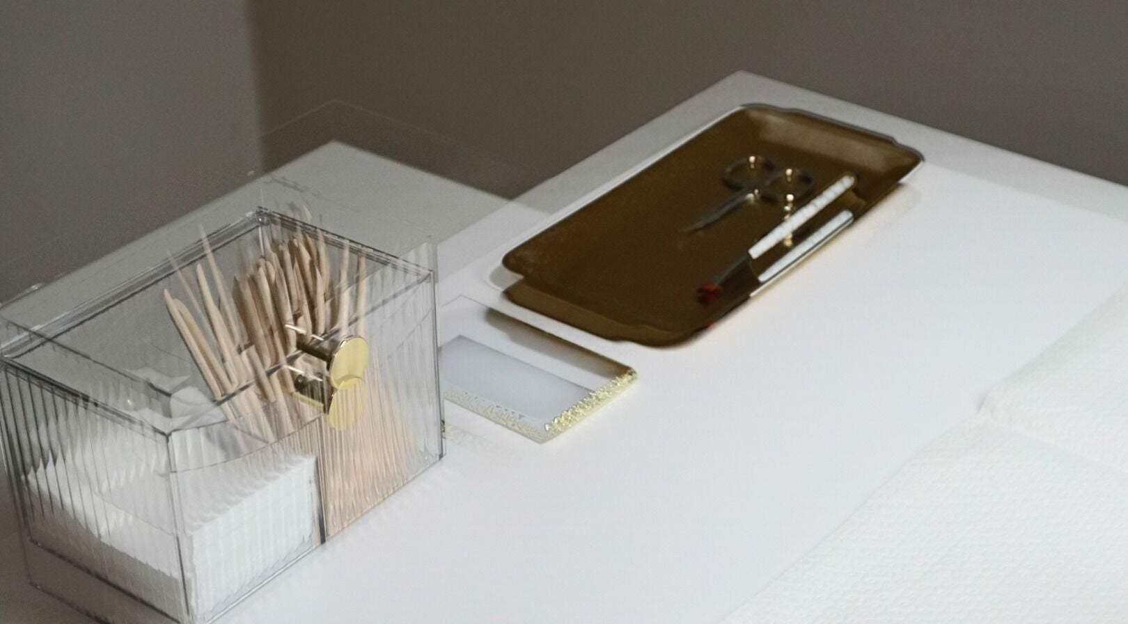 Manicure gereedschap en watten in Safferonails, Den Haag, Zuid-Holland, NL, gereed voor klantenservice.