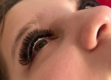 Gene lungi și dese la Otilia Lashes and Beauty din Cinderford, England, GB, evidențiază frumusețea naturală.
