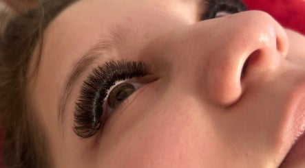 Gene lungi și dese la Otilia Lashes and Beauty din Cinderford, England, GB, evidențiază frumusețea naturală.