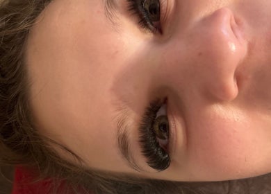 Aplicare gene lungi la Otilia Lashes and Beauty din Cinderford, England, GB, pentru un look captivant.