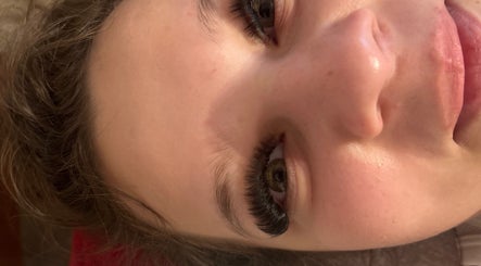 Aplicare gene lungi la Otilia Lashes and Beauty din Cinderford, England, GB, pentru un look captivant.