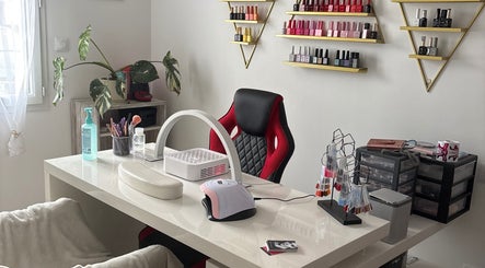Station de manucure à ML Esthetic, Niort, Nouvelle-Aquitaine, FR avec fauteuil rouge et produits de soin.
