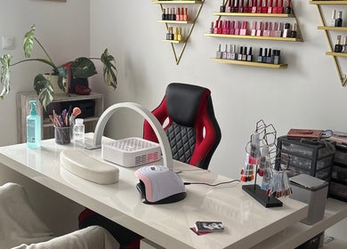 Espace de manucure moderne à ML Esthetic, Niort, Nouvelle-Aquitaine, FR, avec décorations élégantes.